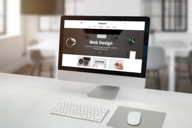 Ofisteki modern bilgisayar ekranında düz web tasarım şirketi konsepti. Klavyesi ve faresi olan temiz bir masa. Ofis içi arka plan.