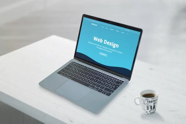 Düz Dizayn Web Tasarımı Stüdyo Sitesinin Dizüstü Bilgisayar Konsepti Sayfası — Stok fotoğraf