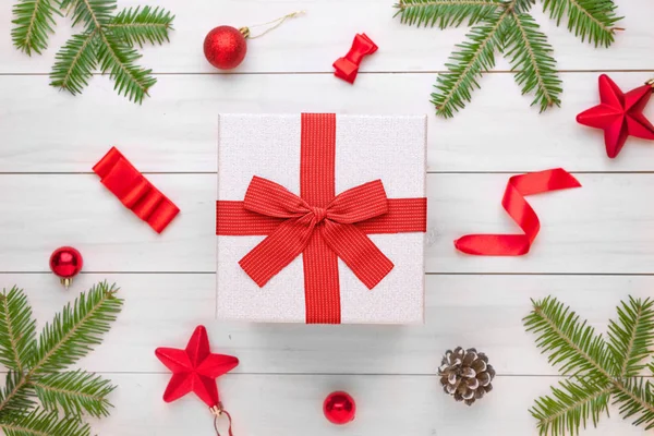 Conceito Preparar Presente Natal Com Caixa Arcos Fita Decorativa Ramos — Fotografia de Stock