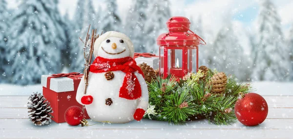 Aranyos Karácsonyi Újévi Jelenet Hóemberrel Ajándékokkal Lámpással Golyókkal Tobozokkal Fenyőágakkal — Stock Fotó