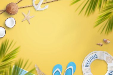 Hindistan cevizi, palmiye yaprağı, deniz yıldızı, can yeleği ve çapa içeren yaz tatili kompozisyonu. Tanıtım metni için ortadaki alanı kopyala