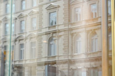 Logo modeli için şehir vitrini. Şehir binalarının cam üzerindeki yansıması