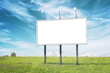 Meadow 'da reklam panosu modeli. Pazarlama kampanyası için izole edilmiş beyaz yüzey