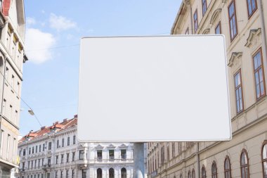 Metin eklemek için boş sokak tabelası. Arkaplanda şehir binaları