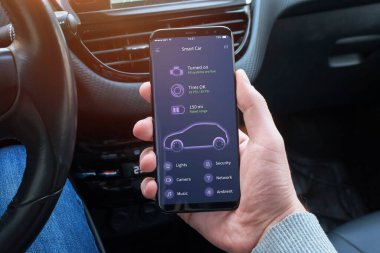 Mobil uygulama sürücüsünün elinde elektrikli veya hibrit araba aküsü durumu bilgisi var. Modern uygulama düz tasarım konsepti