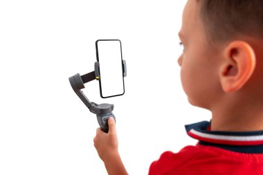 Akıllı telefonu dikey pozisyonda tutan çocuk. Model için izole arkaplan ve ekran. Cep telefonuyla çekim ve fotoğraf çekme kavramı