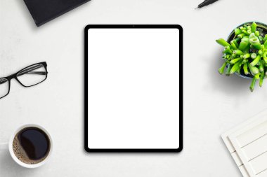 Ofis masasında tablet maketi. Uygulama ya da web sitesi tasarım tanıtımı için izole ekran. Üst manzara, düz uzanma
