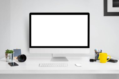 Web sitesi tasarımı veya ürün sunumu için izole edilmiş ekranı ofis masasında göster