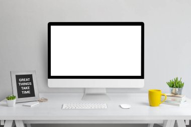 Bilgisayar görüntüleme modeli. Web tasarım sunum şablonu. Modern stüdyo çalışma masası bitki, resim çerçevesi, klavye, fare, kahve kupası ve kitaplarla.