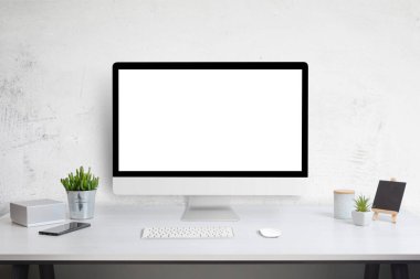 Çalışma masasında bilgisayar görüntüsü. Bitkiler, telefon, kutu, klavye ve fareli beyaz çalışma masası. Web sitesi tasarım tanıtım şablonu
