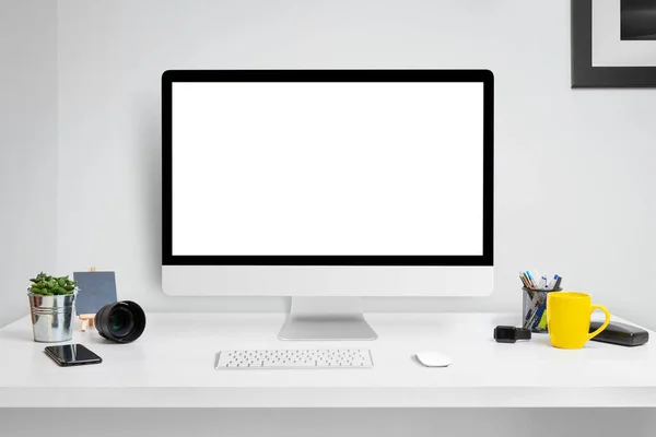 办公室桌上的计算机显示模型 带有独立的屏幕 用于网站设计或产品演示 — 图库照片