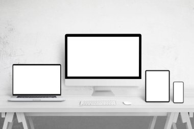 Farklı ekran boyutlarında web sitesi tasarım tanıtımı için ilgili aygıtlar. İzole edilmiş beyaz ekranlar. Beyaz ahşap masa