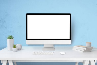 Çalışma masasında modern bilgisayar görüntüsü. Web sitesi tasarım tanıtım konsepti için izole ekran. Arkaplanda mavi duvar