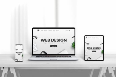 Web tasarım şirketi web sitesi tanıtım cihazları farklı. Temiz arkaplanı olan beyaz ahşap masa
