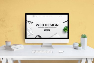 Web tasarım şirketi web sayfası bilgisayar ekranında. Modern, düz web sayfası tasarım konsepti. Bitkiler ve kitaplarla dolu çalışma masası. Arkaplanda sarı duvar