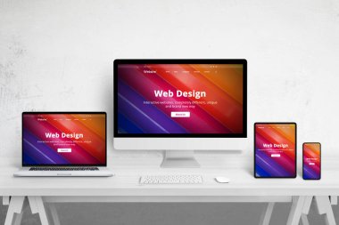 Farklı cihazlarda ilgili web sitesi tasarımı. Dizüstü bilgisayarı, bilgisayar ekranı, tableti ve cep telefonu olan web tasarım stüdyosu masası
