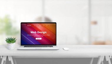 Dizüstü bilgisayarı ve şirket tanıtım sitesi olan web tasarım stüdyosu masası. Tanıtım metni için boş alan. Ofis arka planda
