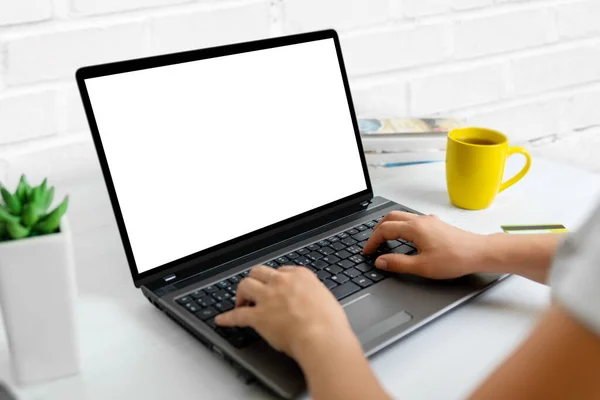 Макет Ноутбука Крупным Планом Женщина Печатающая Клавиатуре Белый Стол Растительной — стоковое фото