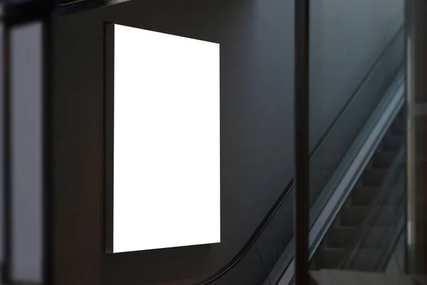 商场外墙扶梯旁的城市照明模型 — 图库照片