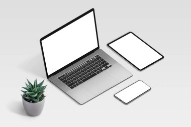 Laptop, tablet ve akıllı telefon modeli beyaz ofis masasında. Isome pozisyonu. Uygulama veya web sitesi tasarım tanıtımı için izole, boş ekranlar
