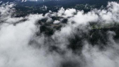 Sisli ormanlar, açıklıklar ve gizli köyler üzerinde yüksek irtifa drone görüntüleri