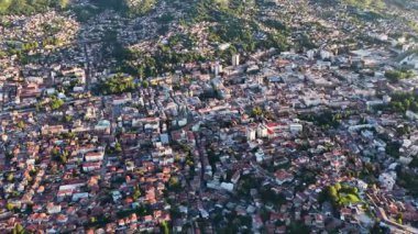 Saraybosna 'nın tarihi mimarisi ve dar sokaklı eski şehir merkezinin hava panoramik görüntüleri