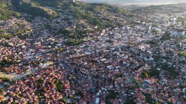 Saraybosna 'nın geniş açılı hava manzarası hem eski hem de modern şehir bölgelerini gösteriyor