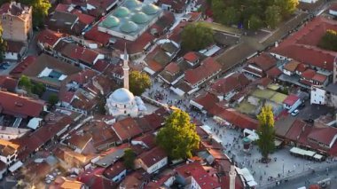Saraybosna Bascarsija 'nın Sebilj çeşmesi ve çevresindeki çatılarla yakın plan hava görüntüsü
