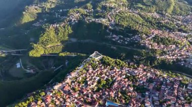 Miljacka Kanyonu üzerindeki Beyaz Kale Bijela Tabija 'ya yaklaşan İHA tarihi mekanı ve çevresindeki ormanı gözler önüne seriyor.