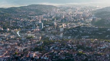 Saraybosna 'nın panoramik insansız hava aracı görüntüsü, detaylı şehir manzarası, sağa hareket eden kamera