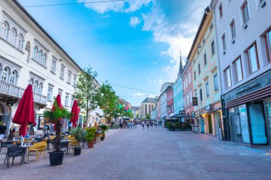 Villach, Avusturya 22 Haziran 2024 Villach 'ta renkli tarihi binaları, açık kafeleri ve yaz akşamları yürüyen insanları olan yayalar.