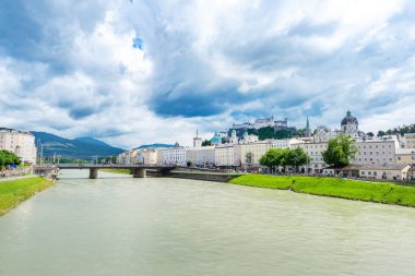 Salzburg, Avusturya 23 Haziran 2024 Salzburg Panoramik manzaralı Salzach Nehri, köprüler ve Hohensalzburg Kalesi