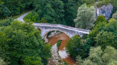 Miljacka Nehri 'ni geçen Kozja Cuprija taş köprüsünün insansız hava aracı görüntüsü.