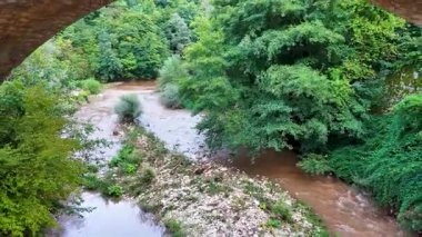 Kemerin altındaki Kozja Cuprija köprüsüne yaklaşan ileri hava görüntüsü, Osmanlı mimarisi ve çevre orman manzarasını gözler önüne seriyor.