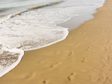 Deniz uzun bir İtalyan Beach shoreline