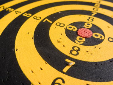 çapraz kullanılan bir dart tahtası görünümünü