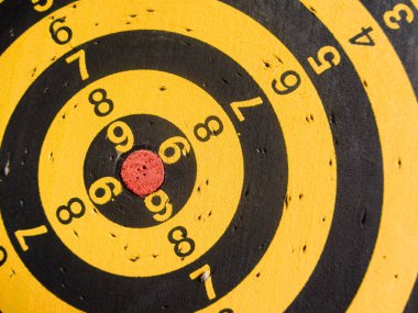 çapraz kullanılan bir dart tahtası görünümünü