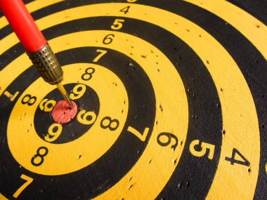 çapraz kullanılan bir dart tahtası görünümünü