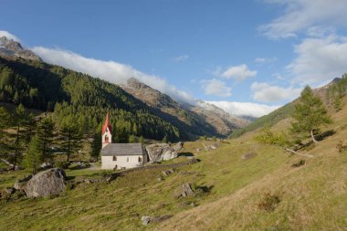 St. Spirito Date, Aurina geniş yeşil bir çayırda arasında küçük kilise