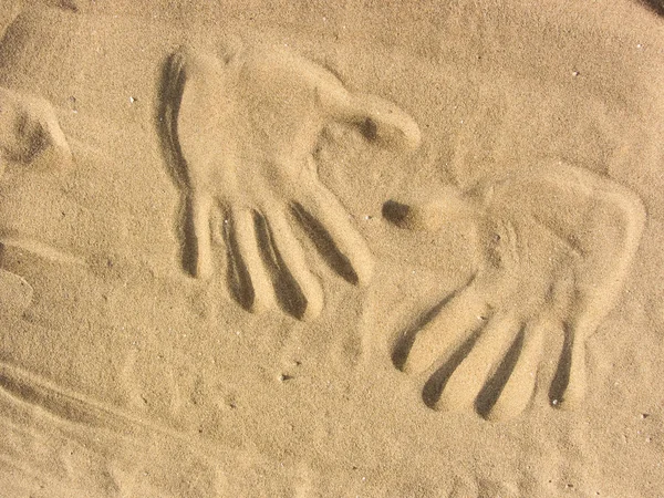 在沙滩上玩沙子 两只手形状 — 图库照片