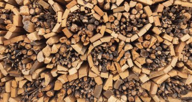 Mükemmel istiflenmiş çam ağacını arka plan olarak