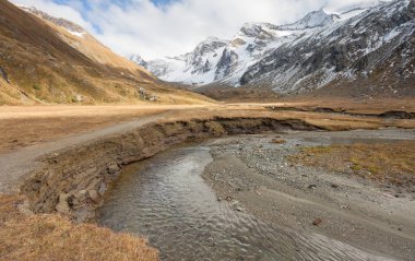 sonbahar bir dağ vadi yürüyüş