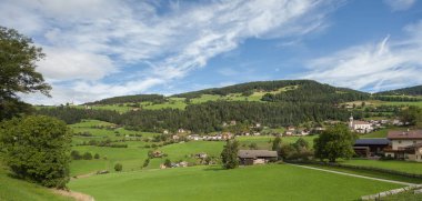 St. Peter Val di Funes, Dolomites içinde panoramik görünüm