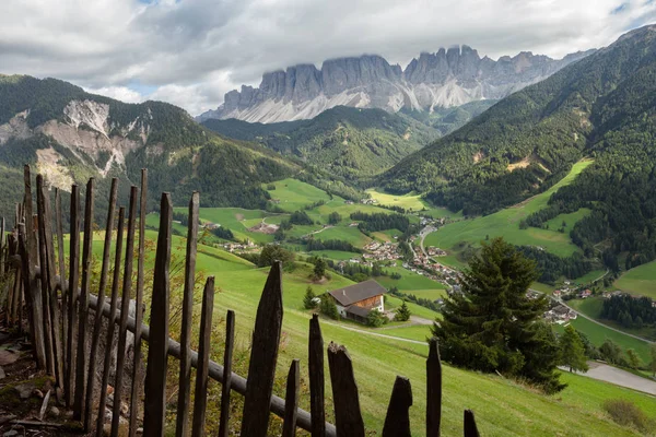 Valla Madera Junto Pasto Montaña Italiano Santa Magdalena Val Funes — Foto de Stock