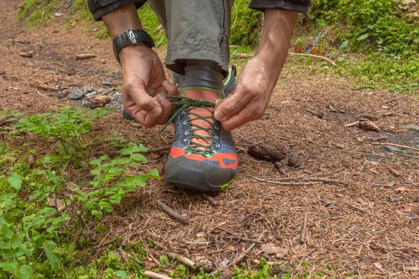 Attacher Vos Chaussures Montagne Dans Une Forêt — Photo