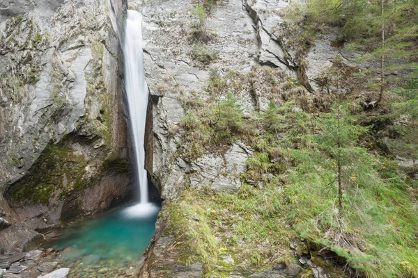 Små vattenfall och sjön bland klipporna — Stockfoto