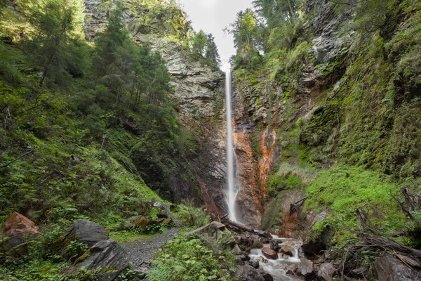 Petite cascade au milieu de la forêt dans le val di Funes — Photo