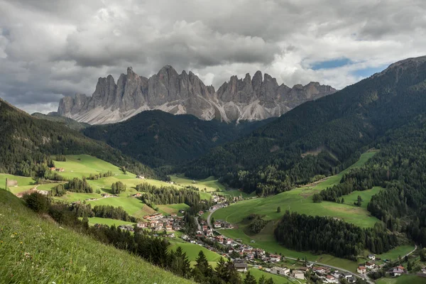 Vista panorámica de San Pedro en Val di Funes, Dolomitas — Foto de Stock