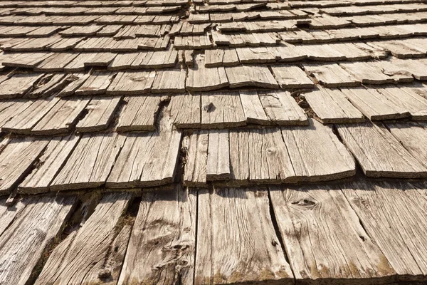 高山马厩木制屋顶上的天然松木嵌板 — 图库照片