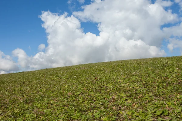 Una amplia pradera de montaña verde en Val di Funes, Italia — Foto de Stock